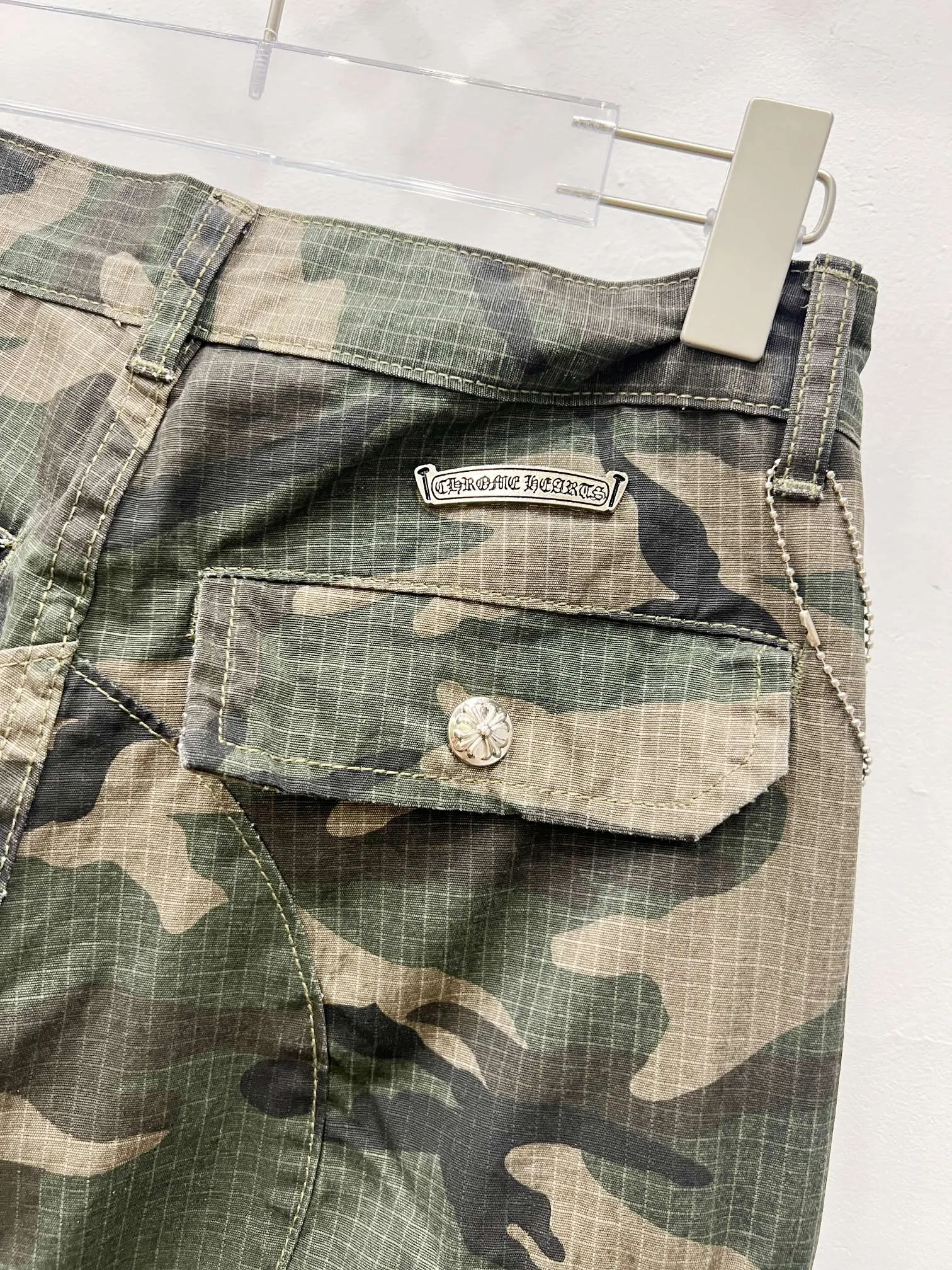 P260 Style No.: (r006) Chrome Hearts & Chrome Hearts new silver camouflage three-dimensional pocket overalls, original custom fabrics, the same high-end simple and loose version as the Internet celebrity star, with multiple embroidered letter LOGO designs, very high-end and stylish! The fabric feels very comfortable, a super versatile and good-looking overalls Size: 28-30-32-34-36 Color: Camouflage